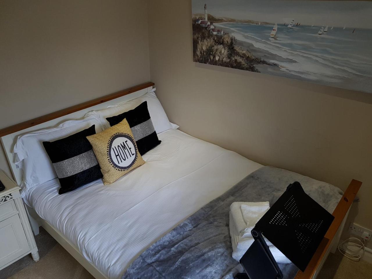 Slough Centre Townhouse With Driveway Parking For Up To Two Cars Apartamento Exterior foto