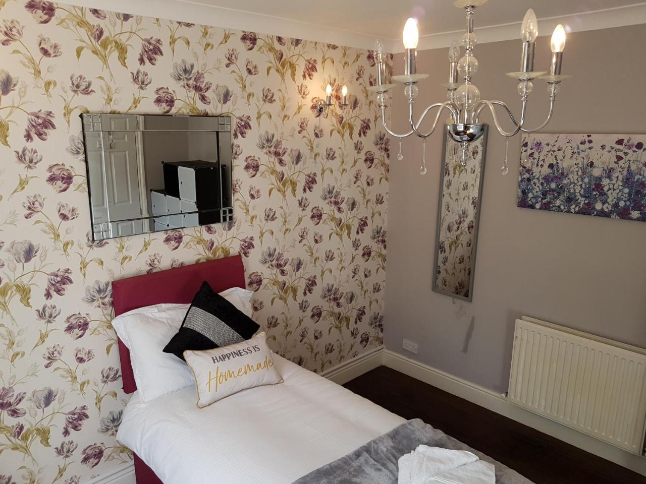 Slough Centre Townhouse With Driveway Parking For Up To Two Cars Apartamento Exterior foto